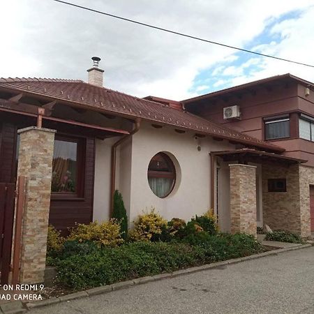 Besenyei Apartman Sárvár Esterno foto