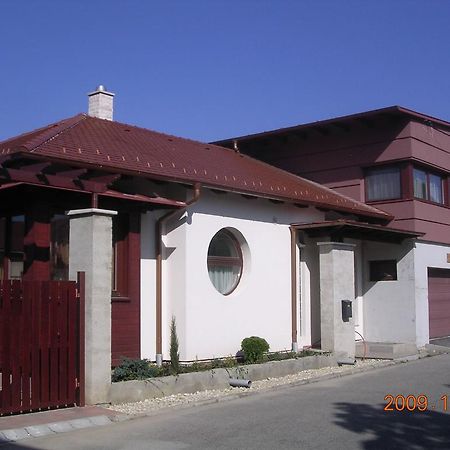 Besenyei Apartman Sárvár Esterno foto