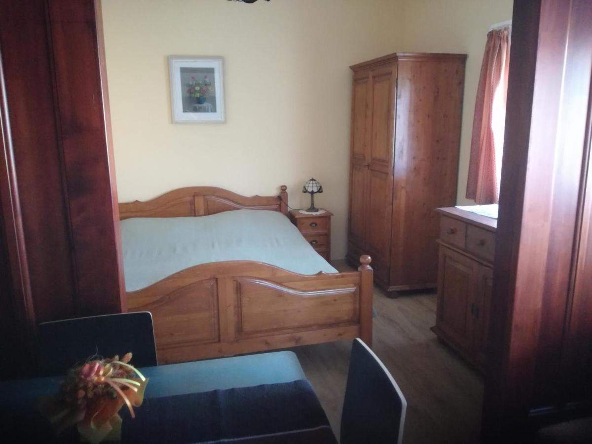 Besenyei Apartman Sárvár Esterno foto